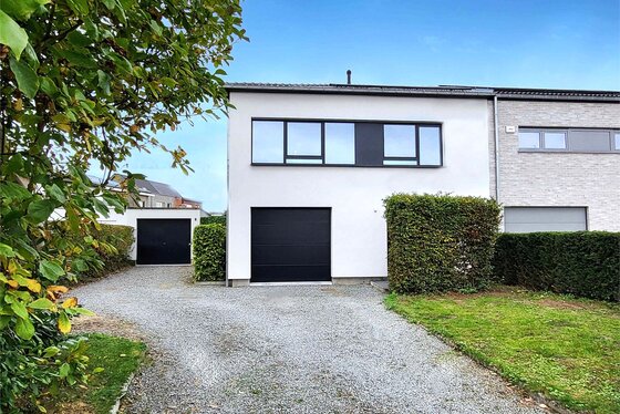 Prachtig gerenoveerde woning in 2015 op 428m² met zonnepanelen, zonnige tuin en 2 garages.