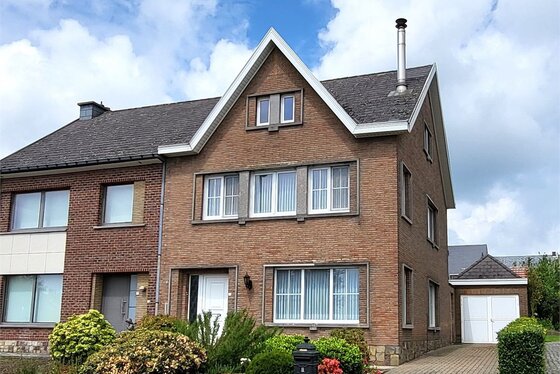 Charmante halfopen bebouwing met garage, zonnige tuin en terras.