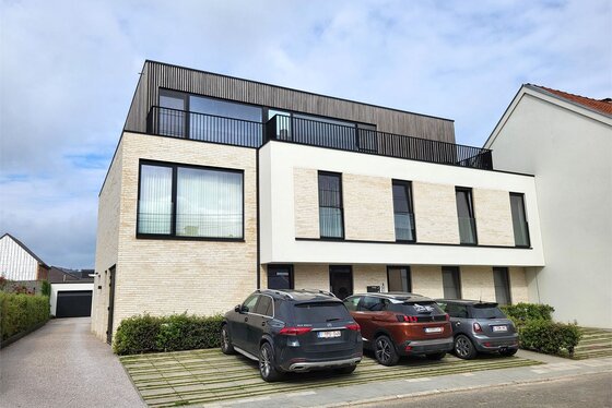/6 1STE BEZOEKDAG OP AFSPRAAK. BEL 0488/85.81.84 Prachtige penthouse van 100m² met 2 ruime terrassen, garage, staanplaats en lift.