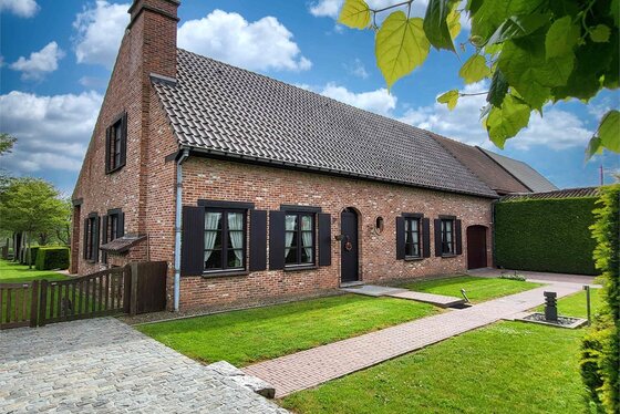 Prachtig landelijk gelegen woning op 1582m² met panoramisch uitzicht,  aangelegde tuin en paardenstal voor 2 paarden.