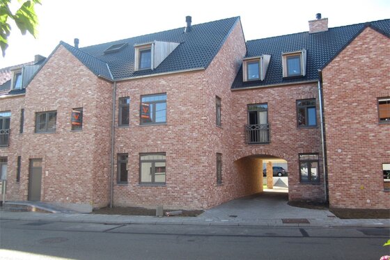 BEZOEK OP AFSPRAAK 0496 273 667 Luxueus appartement op de 1STE verdieping 68 m² met zuid gericht terras van 9 m². Landelijke stijl. Lift en autostaanplaats.