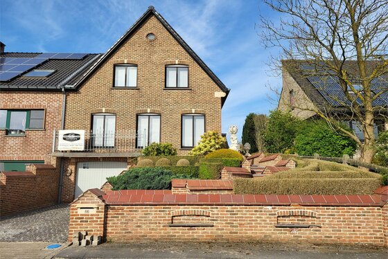 Prachtige landelijke woning op 953m² met aangelegde tuin, terras, zwembad en poolhouse.