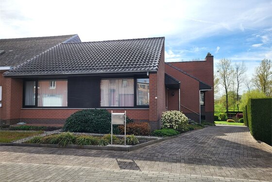 Prachtig onderhouden woning op 973m² met aangelegde tuin, oprit, terrassen en panoramisch uitzicht op de velden.