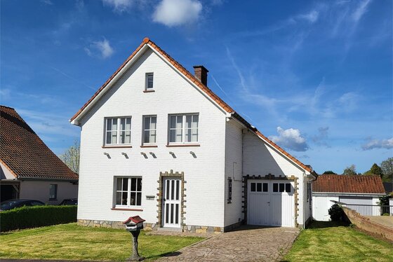 Prachtige residentiele woning op 658m² met aangelegde tuin, zonnig terras en garage.