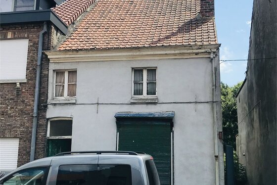 ZAT 6/7 – 1ste BEZOEKDAG OP AFSPRAAK 0496 273 667 Totaal te renoveren driegevelwoning op 230m² met een straatbreedte van 6m.