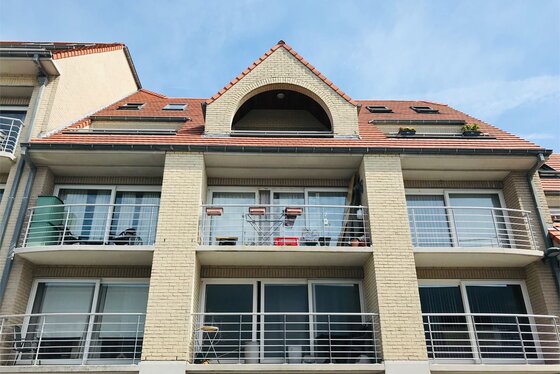BEZOEK OP AFSPRAAK 0496 273 667Stijlvolle duplex penthouse (bouwj. 2005) van 79m² in Residentie “Het Vijfde Seizoen II ” op 1.2 km van het strand.
