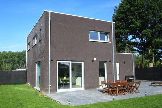 ZAT 1/6 – 1STE BEZOEKDAG OP AFSPRAAK. 0488/85.81.84 Prachtige moderne nieuwbouwwoning van 2017, open bebouwing gelegen in een rustige residentiële wijk.