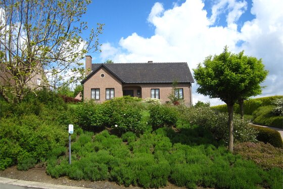 ZAT 25/5 - 1ste BEZOEKDAG OP AFSPRAAK 0488/85.81.84 Landelijke villa op 1932m² in het hartje van de Vlaamse Ardennen met uniek uitzicht op de velden.