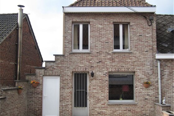 ZAT 18/5 -  1ste BEZOEKDAG OP AFSPRAAK 0488/85.81.84 Charmante woning op 230m² met zonnige tuin en twee terrassen.