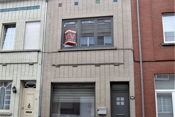 BEZOEK OP AFSPRAAK 0488/85.81.84 Charmante woning op 70m² met zonnig terras in het centrum van de stad.