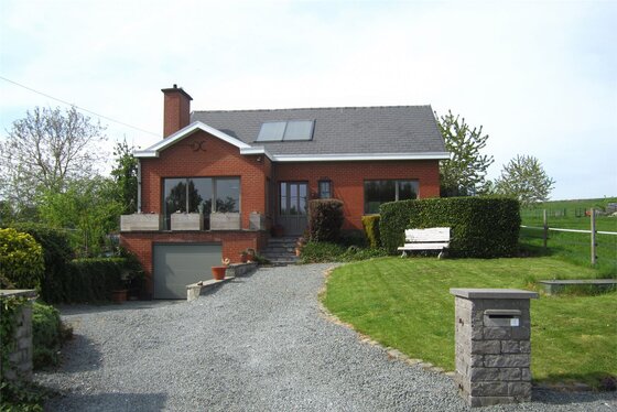 BEZOEK OP AFSPRAAK 0488/85.81.84 Prachtig gerenoveerde woning op 580m² met uniek uitzicht op de velden. Twee zonnige terrassen en tuin.