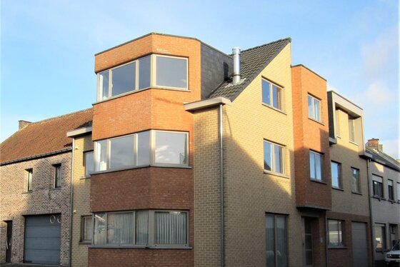 BEZOEK OP AFSPRAAK 0488/85.81.84 Prachtig appartement 107m² van 2006, met terras en staanplaats.