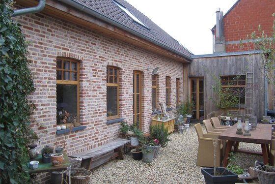 ZAT 20/4 – 1 STE BEZOEKDAG OP AFSPRAAK. 0488/85.81.84  Prachtig gerenoveerde hoeve van 2015 met aangelegd zonnig terras van 78m².
