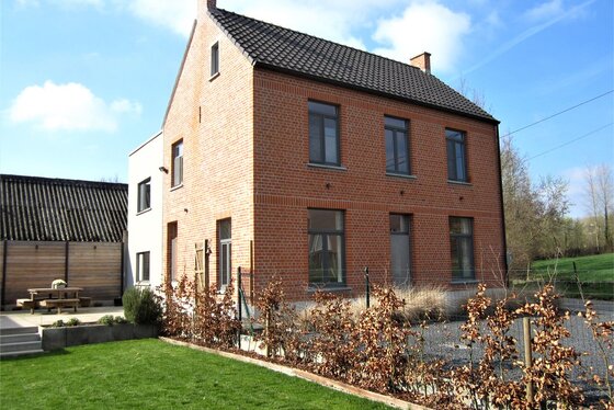 ZATERDAG 6/4 – 1ste BEZOEKDAG OP AFSPRAAK 0488.85.81.84 Prachtig gerenoveerde pastorijwoning op 521m² met mooie aangelegde zuidgerichte tuin, terras en tuinhuis!