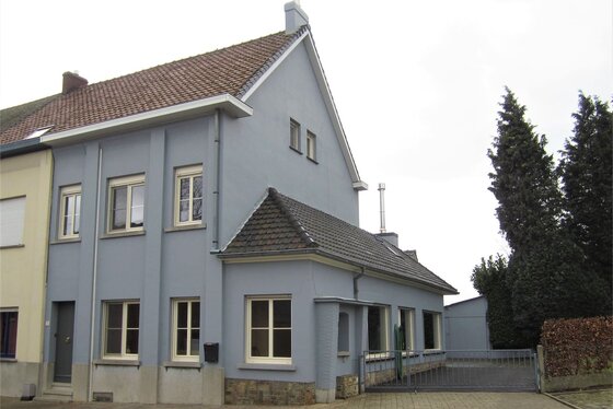 BEZOEK OP AFSPRAAK 0488/85.81.84 Mooi gerenoveerde woning op 1212m² met zuidgerichte tuin en zonnepanelen.