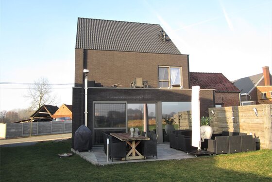 BEZOEK OP AFSPRAAK 0488/85.81.84 Stijlvolle nieuwbouwwoning van 2017 op 693m² met zonnige tuin en aangelegd terras.