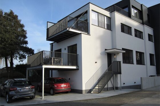 BEZOEK OP AFSPRAAK 0488/85.81.84 Prachtig 2 slaapkamer-appartement van 110m² met terras 13m² en 2 staanplaatsen.