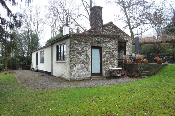 ZAT 16/2 1STE BEZOEKDAG OP AFSPRAAK 0488.85.81.84 Charmante open bebouwing op 1594m² met zuidgerichte tuin en terras. Rustige ligging.