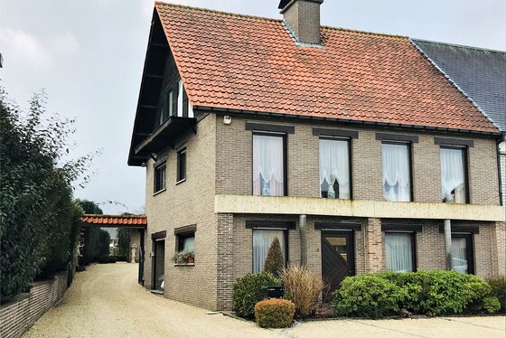 ZAT 16/2 1ste BEZOEKDAG OP AFSPRAAK 0488/85.81.84 Charmante halfopen bebouwing op 889m² met zonnige tuin, overdekt terras en grote garage.