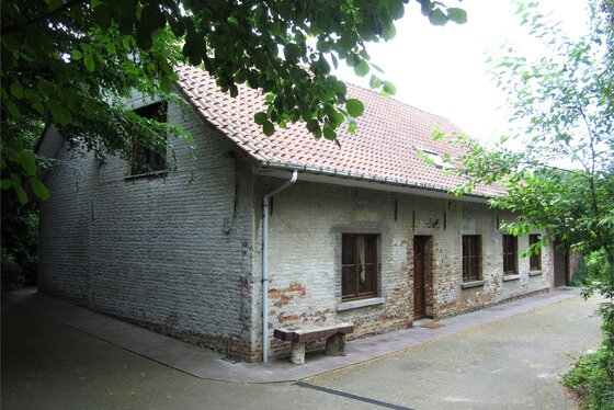 ZAT 26/1 1STE BEZOEKDAG OP AFSPRAAK 0488.85.81.84 Charmante hoeve op 4791m² met zonnige tuin, terras, velden en boomgaard.