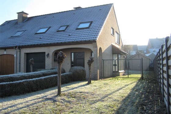 ZAT 19/1 - 1ste BEZOEKDAG OP AFSPRAAK 0488.85.81.84 Prachtige woning op 456m² met mooie aangelegde tuin en zuidgericht terras!