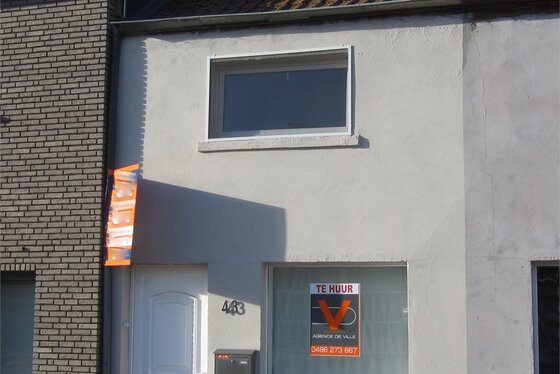 Volledig gerenoveerde woning met zonnig terras en uitzicht op groen.