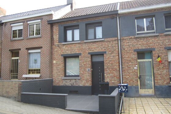 VRIJDAG 14/9 - 1 STE BEZOEKAVOND OP AFSPRAAK 0488/85.81.84 Charmante gerenoveerde woning v 2009-17 met terrassen en tuin op 180m².