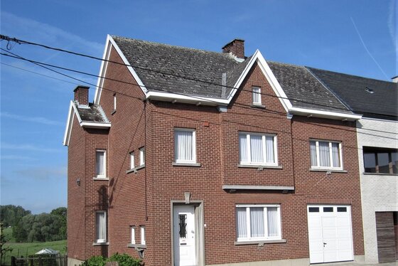 Charmante halfopen bebouwing op 1106m² met zuidgerichte tuin en garage.