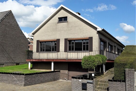 Charmante open bebouwing op 667m² met zuidoost gerichte tuin. Gelegen in een rustige omgeving.