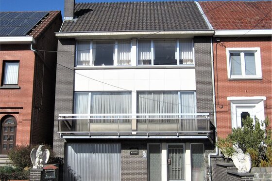 Charmante woning op 795m²  met grote tuin, garage en parkeergelegenheid voor de woning.