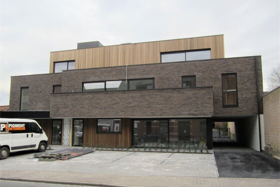 Prachtig nieuwbouw appartement met lift, staanplaats en terras van 13m². Gelegen op de 1ste verdieping.