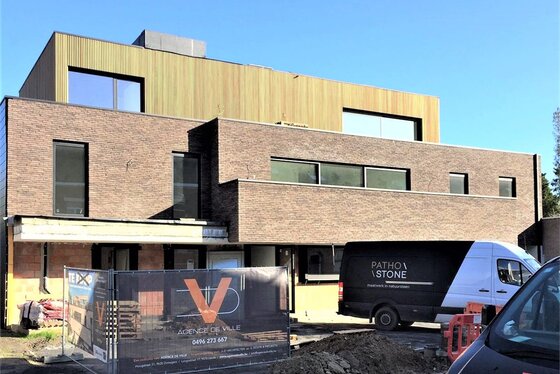 BEZOEK OP AFSPRAAK 0488.85.81.84 Prachtig nieuwbouw gelijkvloers appartement met lift, staanplaats en terras van 33m².