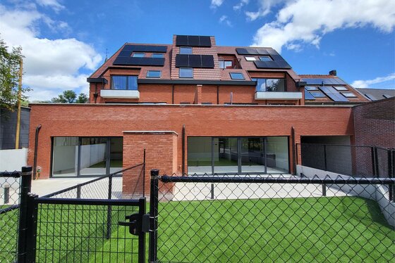 Prachtig nieuwbouwappartement gelegen op de 2de verdieping met terras, carport en berging.