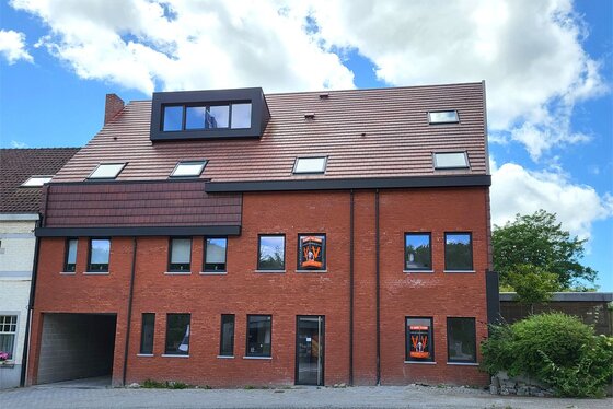 Prachtig nieuwbouwappartement gelegen op het gelijkvloers met ruim terras, tuin, carport en berging.