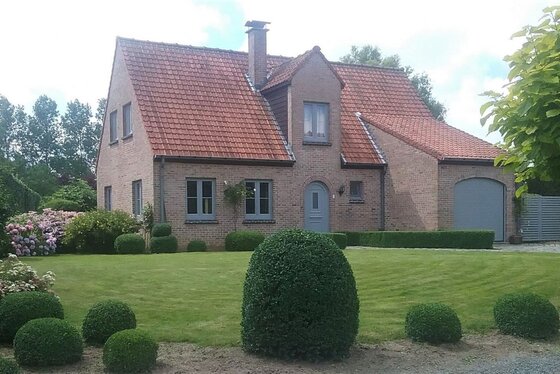 ZAT 16/11 - 1STE BEZOEKDAG OP AFSPRAAK 0488.85.81.84 Charmante villa op 1427m² met mooi aangelegde zuid gerichte tuin en landelijk uitzicht !!