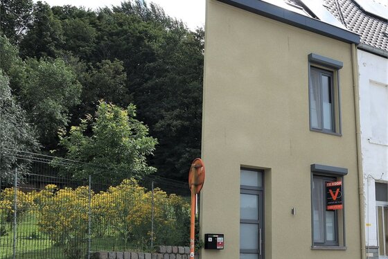 Charmant gerenoveerde woning van 2021 met mooie aangelegde tuin, gelegen in parkgebied.