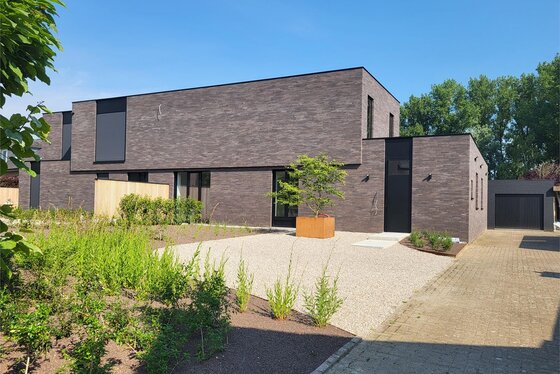 Prachtige moderne woning met bewoonbare oppervlakte van 166m² op 1209m² met zonnige tuin en garage.