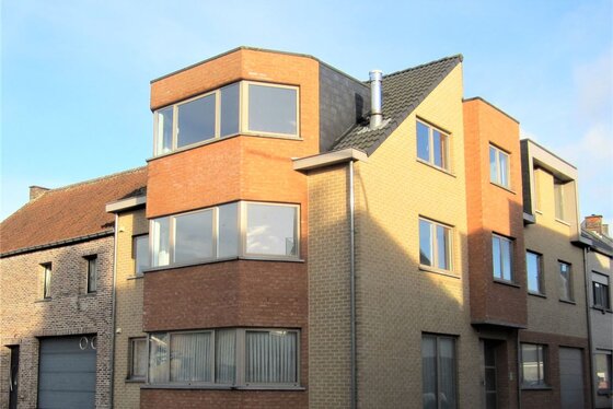DOND. 14/11 - 1ste BEZOEKAVOND OP AFSPRAAK 0488/85.81.84 Prachtig gelijkvloers-appartement 107m² van 2006, met terras v. 24m² en staanplaats. GEEN SYNDICUSKOSTEN!