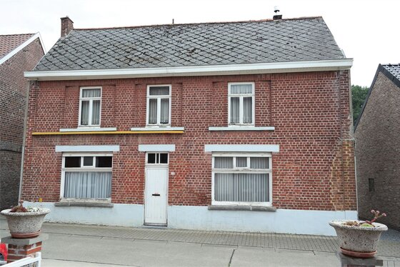 Charmante te renoveren woning op 920m² met zuidgerichte tuin en terras!