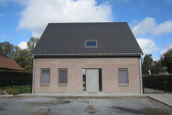 ZAT 9/11 – 1STE BEZOEKDAG OP AFSPRAAK 0488.85.81.84 Prachtige open bebouwing van 2010 op 916m² met aangelegde tuin, terras en oprit. GENIET NU NOG VAN DE WOONBONUS!!
