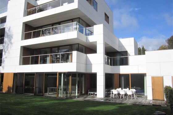 ZAT 2/11 - 1STE BEZOEKDAG OP AFSPRAAK 0488/85.81.84 Prachtig luxueus gelijkvloers appartement van 134m² met zonnig terras 36m², landschapstuin 190m² en garage. GENIET NU NOG VAN DE WOONBONUS!!