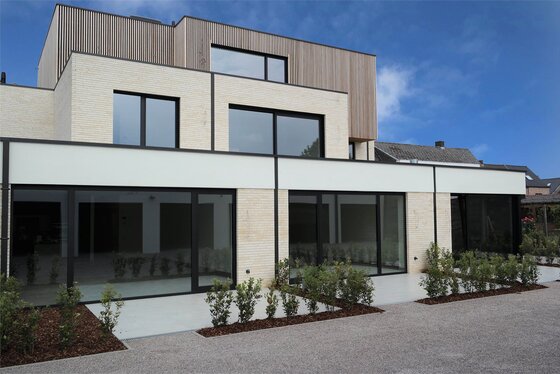 Prachtig nieuwbouwappartement v 102m², zuidgericht terras, tuintje 24m², garage, staanplaats en lift.