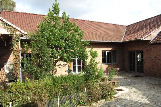 ZAT 26/10 - 1STE BEZOEKDAG OP AFSPRAAK 0488.85.81.84 Charmant gerenoveerde hoeve van 2005 op 3110m² met schuur en garage. Landelijk gelegen in een rustige straat. GENIET NU NOG VAN DE WOONBONUS !!