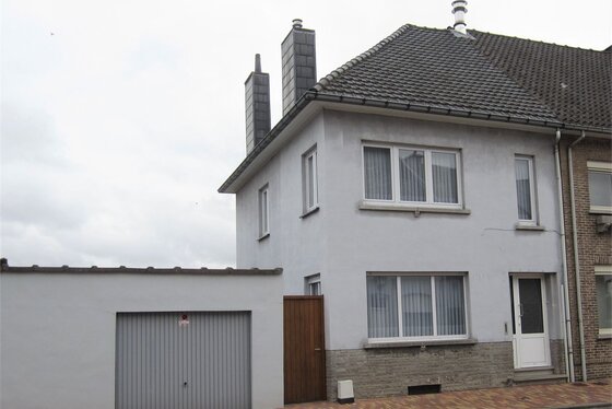 ZAT 26/10 - 1STE BEZOEKDAG OP AFSPRAAK 0488/85.81.84 Charmante halfopen bebouwing met garage en tuintje op wandelafstand van het centrum. PROFITEER NU NOG VAN DE WOONBONUS !!