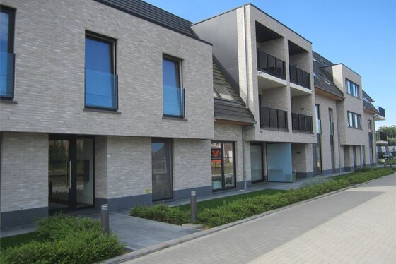 Lichtrijk gelijkvloers nieuwbouwappartement v 80m² met zuidgericht terras van 18m² en privétuintje.