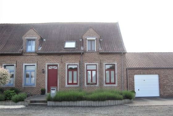Charmante gesloten bebouwing van 2013 op 198m² met mooie aangelegde tuin, terras en garage.