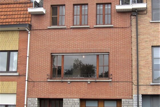 ZAT 12/10 - 1ste BEZOEKDAG OP AFSPRAAK 0488/85.81.84 Charmante bel-etage woning op 152m² met garage, aangelegd terras en tuin.