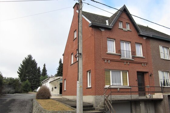 BEZOEK OP AFSPRAAK 0488/85.81.84 Charmante halfopen bebouwing op 793m² met zuidgerichte tuin en 3 garages. Rustige ligging in een doodlopend straatje.