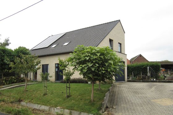 ZAT 5/10 - 1 STE BEZOEKDAG OP AFSPRAAK 0488.85.81.84 Prachtige halfopen bebouwing op 368m² met aangelegde tuin, terrassen en oprit. Rustige ligging in een doodlopend straatje.