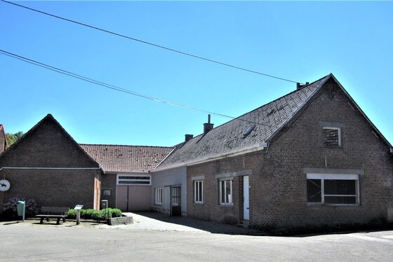 Charmante te renoveren hoeve op 2610m² gelegen in het hartje Vlaamse Ardennen met uitzicht op de velden.